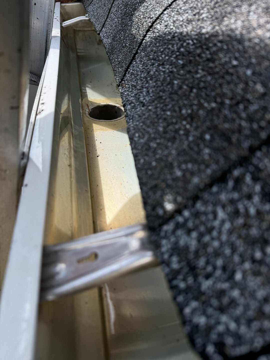 Top quality gutter cleaning in Poquoson Virginia Thumbnail
